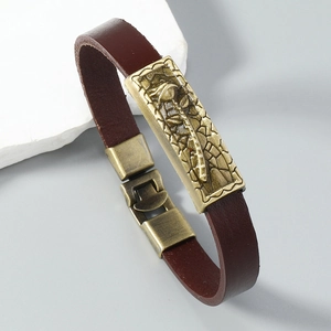 Détail du bracelet en cuir marron vintage avec plaque en laiton à motif rose gravé