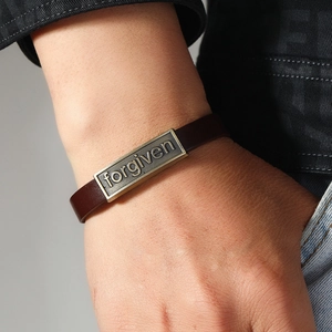 Bracelet unisexe en cuir rétro avec plaque en métal gravée forgiven pour homme et femme