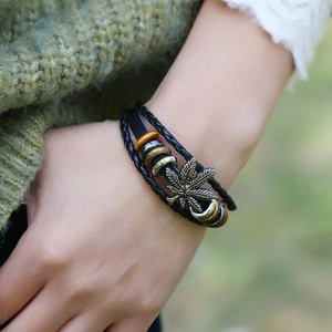 Bracciale multistrato in pelle intrecciata con ciondolo a foglia di acero e perline