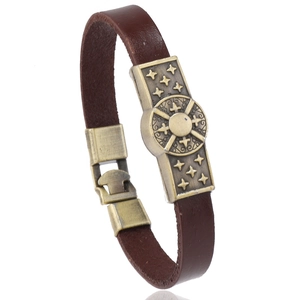 Retro Herren Lederarmband in Braun mit bronzenem Kreuz-Emblem im minimalistischen Stil
