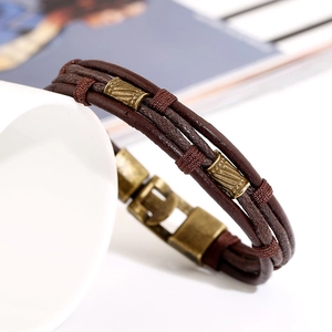 Bracciale retrò in pelle marrone multistrato con perle in bronzo e chiusura magnetica