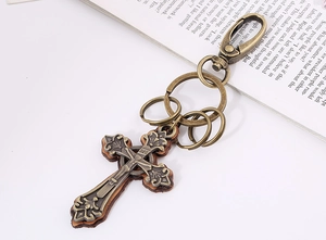 Vue détaillée du pendentif croix rétro en bronze avec support en cuir et fermoir mousqueton