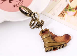 Retro bronze boot keychain with leather sole and clasp, creative punk style gift accessory