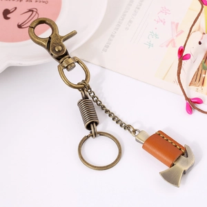 Porte-clés rétro en cuir avec pendentif marteau en bronze et mousqueton sur fond blanc