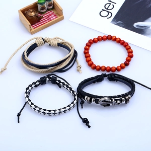 Set di quattro bracciali fatti a mano in pelle con ciondoli ad ancora e perline di legno