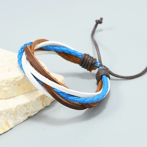 Detail eines mehrlagigen Lederarmbands mit verstellbaren Kordeln und blauen Akzenten