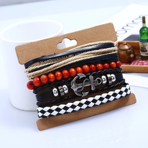 Set di quattro bracciali in pelle fatti a mano con ciondolo ad ancora su carta vintage