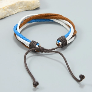 Detail eines mehrlagigen geflochtenen Lederarmbands mit verstellbarem Kordelzug