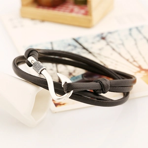Detail eines mehrsträngigen schwarzen Lederarmbands mit silbernem Fischhakenverschluss