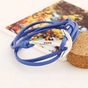 Détail du bracelet en cuir tressé bleu avec fermoir ancre argenté et gravure HOPE