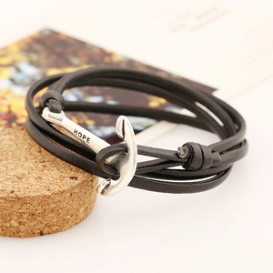 Détail macro du bracelet en cuir nautique avec fermoir ancre argenté gravé du mot HOPE