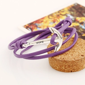Détail du bracelet tressé violet avec pendentif ancre argenté et gravure HOPE