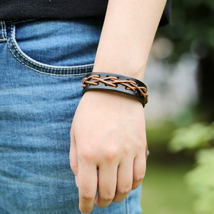 Bracelet en cuir de vachette tressé à la main avec détails en cordon marron