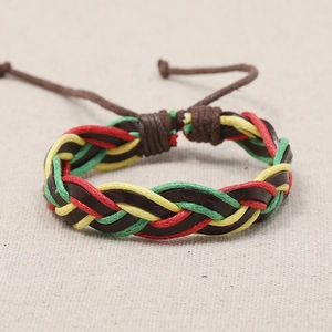 Bracelet en cuir tressé style Jamaïque avec tissage rouge jaune vert et cordon réglable