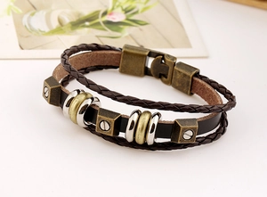 Bracciale retrò multistrato in pelle intrecciata con borchie in bronzo e anelli punk