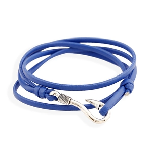 Nautisches mehrlagiges marineblaues Lederarmband mit silbernem Fischhaken auf weißem Grund