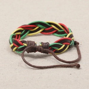 Bracelet tressé en cuir style Jamaïque avec cordons rouges, jaunes et verts