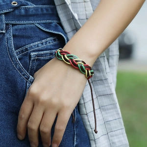 Bracelet tressé en cuir aux couleurs de la Jamaïque rouge jaune vert pour un look décontracté
