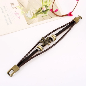 Bracciale multistrato in pelle intrecciata retrò con ciondolo a foglia d'acero e chiusura