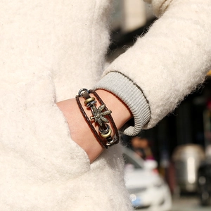 Bracciale retrò multistrato in pelle intrecciata con ciondolo a foglia d'acero bronzo per unisex