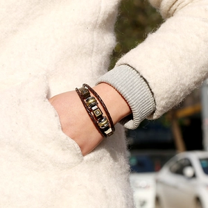 Bracciale retrò multistrato in pelle intrecciata da uomo con accenti in metallo vintage