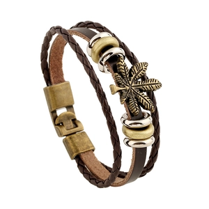 Bracciale retrò multistrato in pelle intrecciata con ciondolo a foglia d'acero in bronzo su bianco