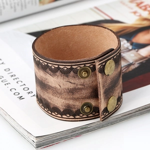 Breites Vintage-Lederarmband in Braun mit geprägten Mustern und Messing-Druckknöpfen