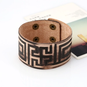 Bracelet manchette large en cuir vintage pour homme avec gaufrage et boucles métal