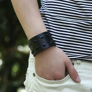 Bracelet manchette large en cuir noir pour homme avec détails tressés rétro porté au poignet