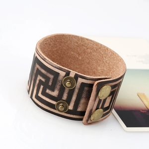 Bracelet large en cuir marron vintage avec motif grec et boutons-pression en bronze