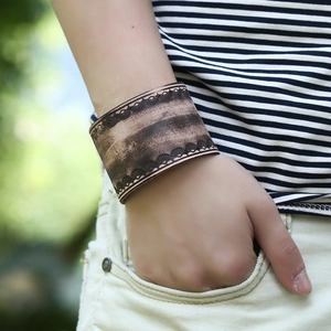 Breites Lederarmband für Herren mit Vintage-Prägung auf dunkelbraunem, rustikalem Leder