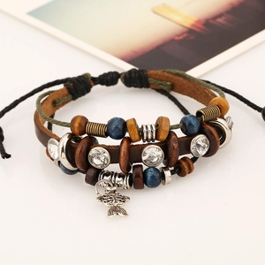 Mehrlagiges Lederarmband für Herren mit Ethno-Holzperlen und Fischanhänger im Vintage-Stil