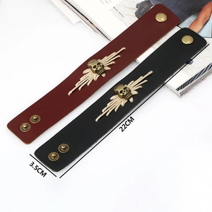 Détail de bracelets en cuir tressé rétro avec breloques crâne en noir et marron foncé