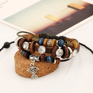 Handgefertigtes Lederarmband für Herren mit Silberfisch-Anhänger und Perlen im Boho-Stil