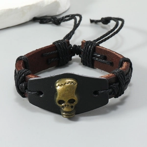 Détail d'un bracelet pour homme en cuir marron avec un crâne en bronze et cordon réglable