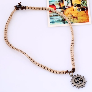 Collier rétro en cuir tressé avec pendentif soleil vintage argenté pour homme
