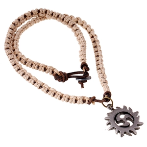 Collier pour Homme en Cuir Tissé à la Main Vintage Pendentif Engrenage Solaire Rétro Ethnique Punk Minimaliste Bijoux Unisexe
