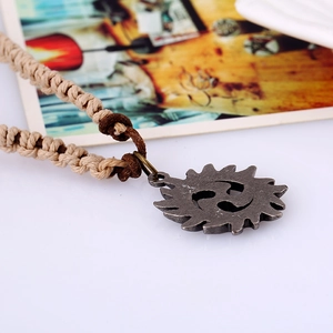 Collier rétro en cuir tressé avec pendentif soleil pour hommes et femmes