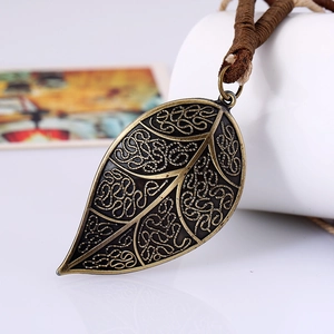 Collier vintage avec pendentif feuille en bronze et cordon cuir marron pour homme