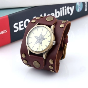 Montre manchette en cuir marron vintage punk avec rivets bronze et motif étoile