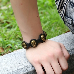 Vintage Lederarmband in Schwarz mit fünf bronzenen Totenköpfen im coolen Punk-Stil