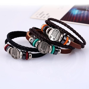 Geflochtenes Lederarmband mit Vintage-Silberanhängern und bunten Perlen im Retro-Stil