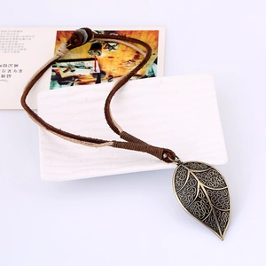Collier rétro punk en cuir véritable avec pendentif feuille bronze sur fond blanc