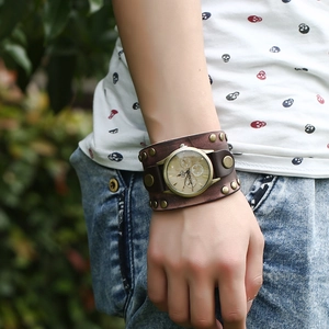Retro punk style wide brown leather bracelet watch with rivets for men's fashion