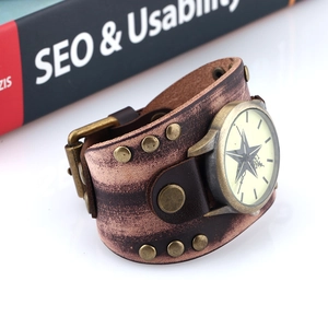 Détail du bracelet de montre large en cuir punk vintage avec rivets et cadran étoile