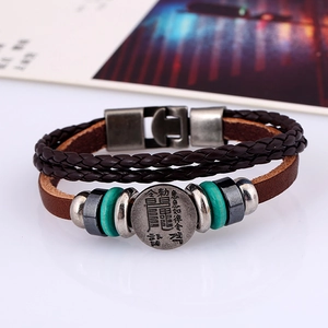Retro mehrlagiges geflochtenes Lederarmband mit einer gravierten antiken Silbermedaille