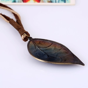 Collier avec pendentif feuille punk rétro en alliage de bronze et cuir tressé