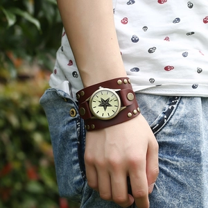 Détail d'une montre punk en cuir large avec rivets en bronze et motif étoile au cadran