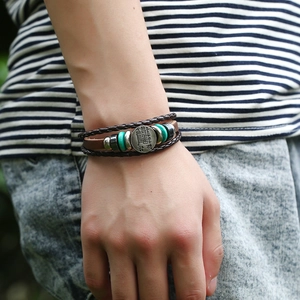 Herren Vintage Lederarmband mehrlagig mit Türkisperlen und antikem Metallanhänger