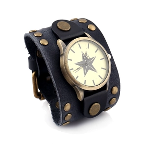 Bracelet montre large en cuir noir style punk rétro avec rivets et motif étoile